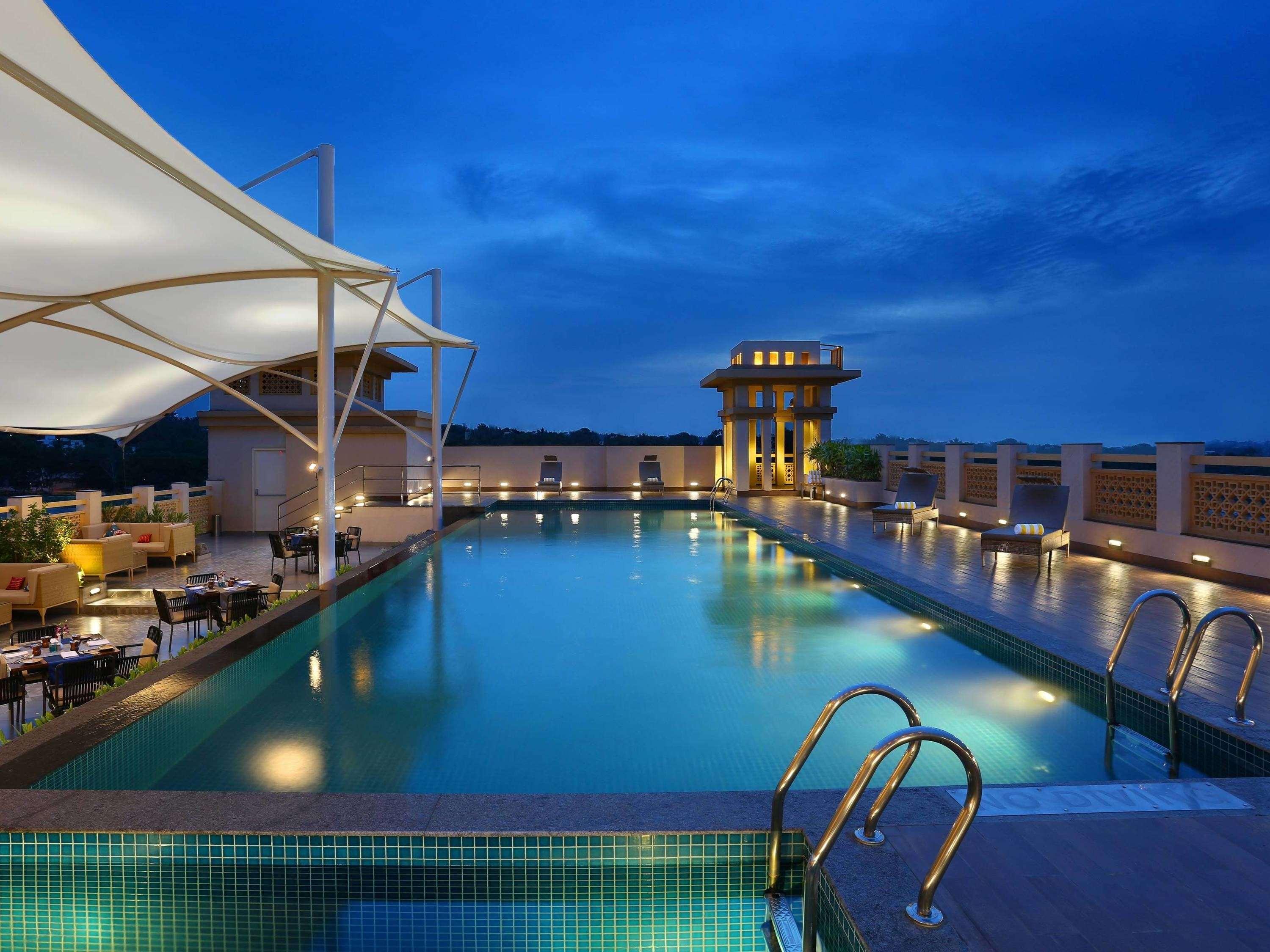 Grand Mercure Mysore - An Accor Brand Buitenkant foto The swimming pool at the hotel